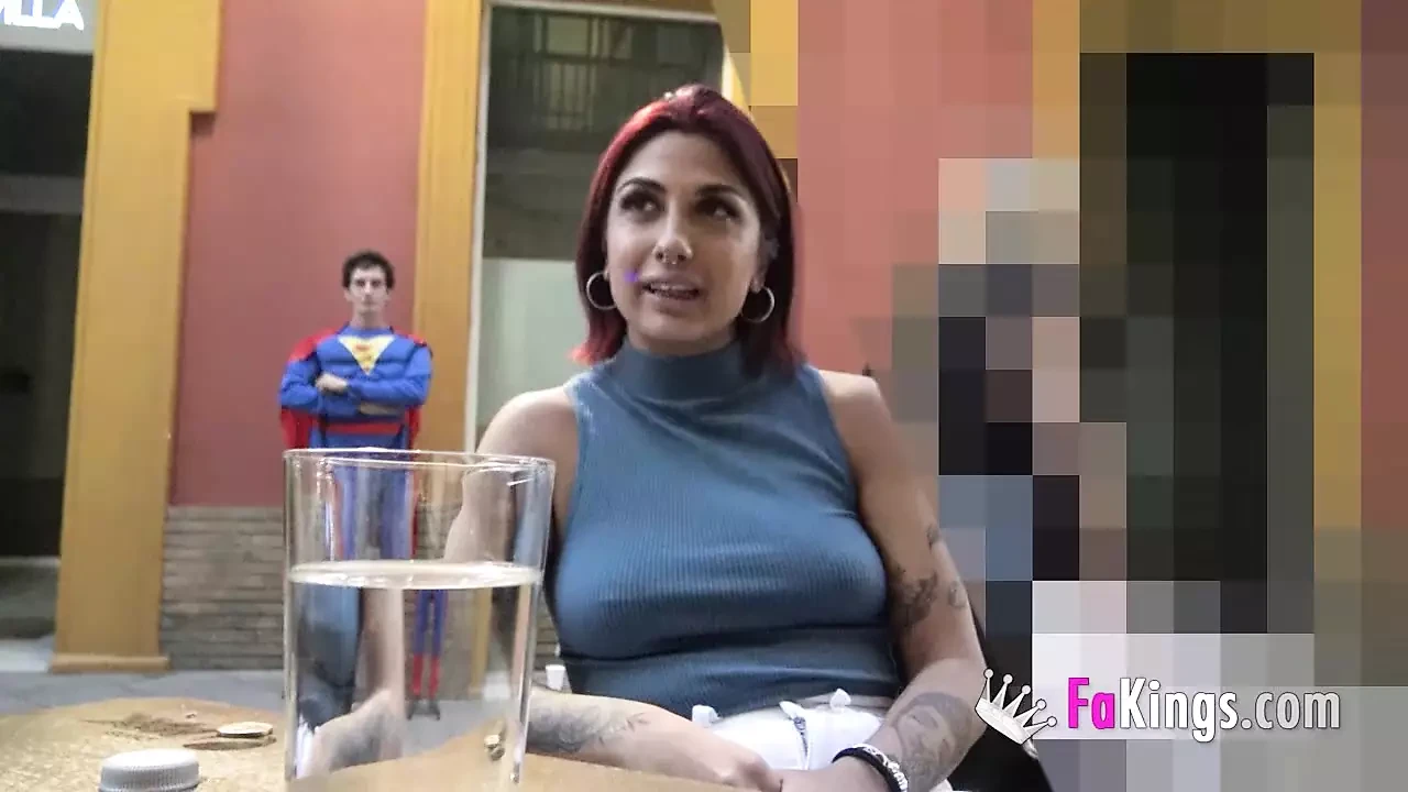 无能的宝贝被一个大干过的街头表演者吓到：Valeria Del Rio和超级鸡巴！