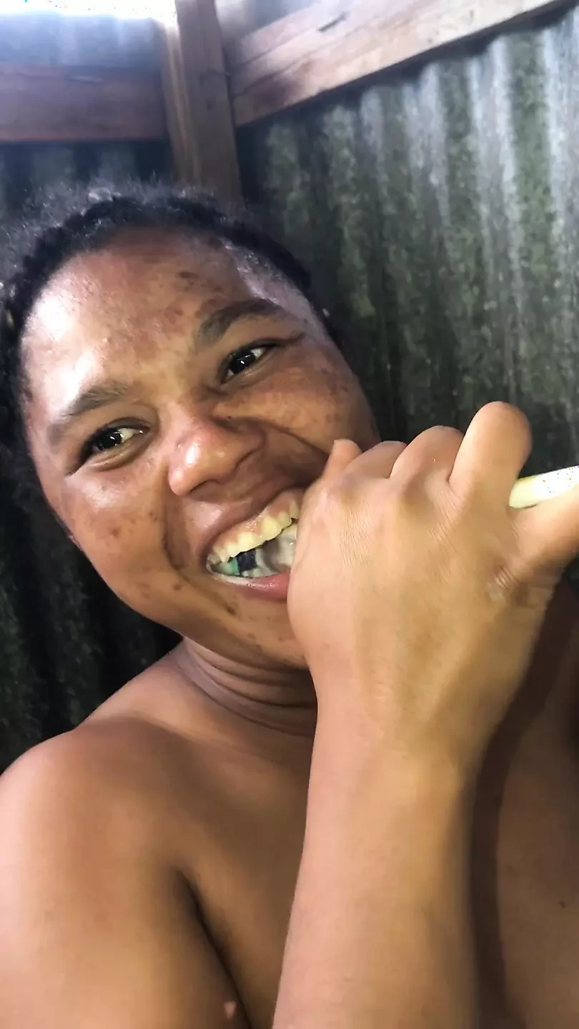 多米尼加女人在被拍摄时洗澡