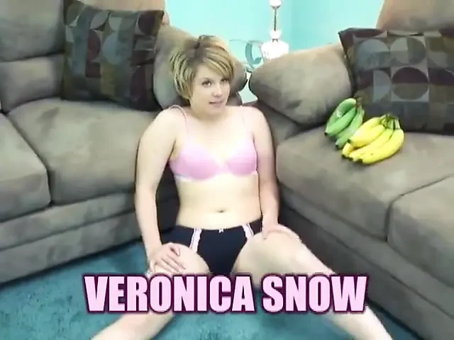 Veronica Snow正在用香蕉自慰