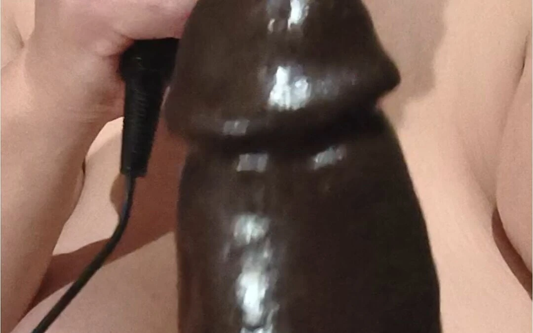 所以你说你想要打手枪？好吧, 让这个婊子做这件事