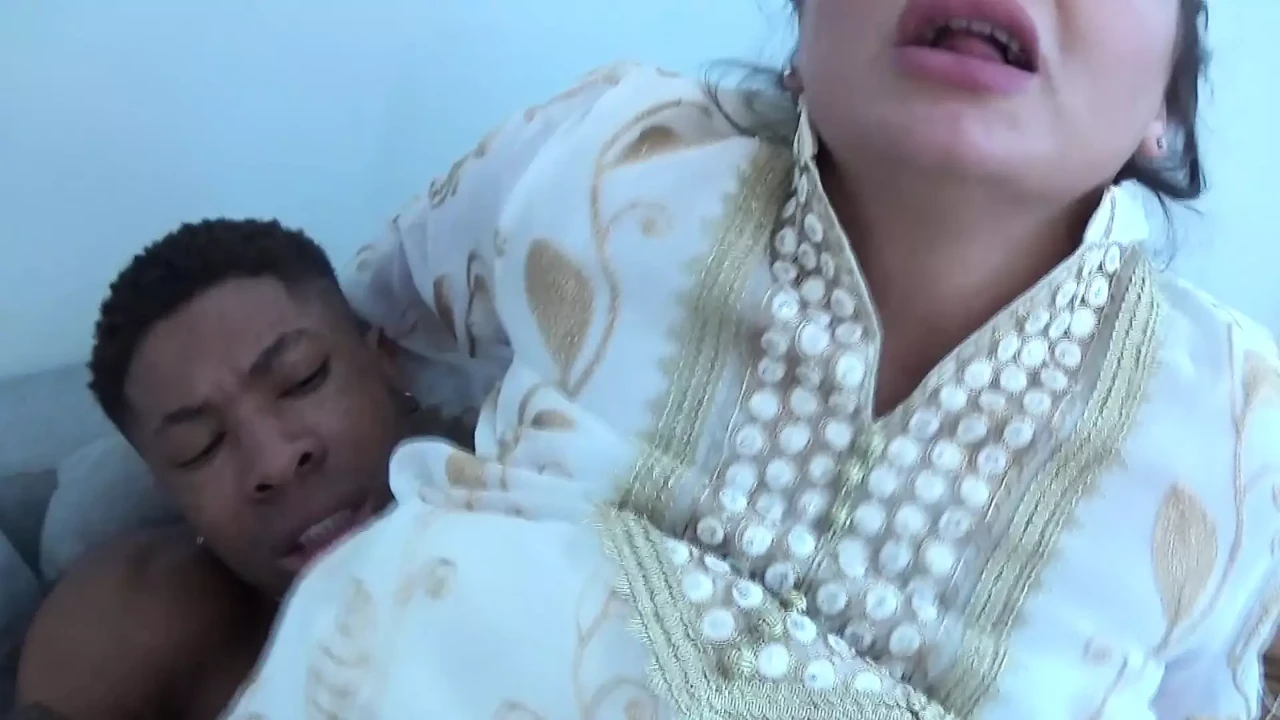 我的阿拉伯妻子想要和大黑屌玩3P色情片