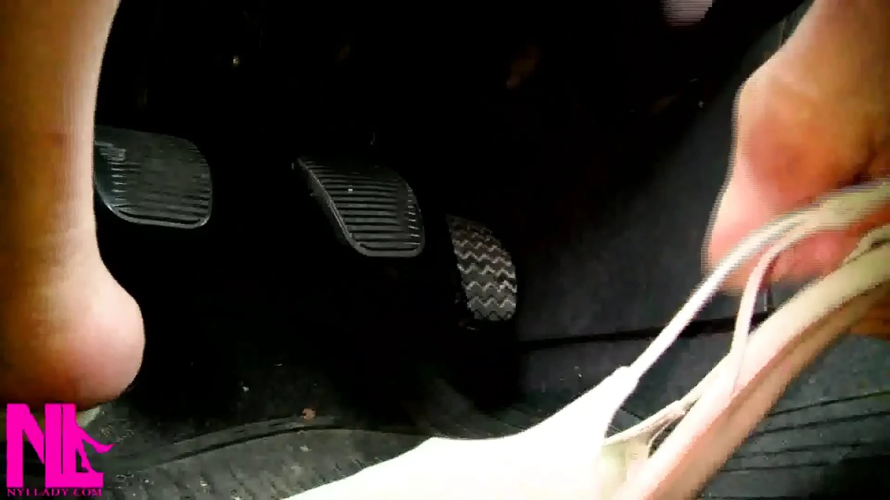 穿着浅蓝色绒面革凉鞋的性感驾驶