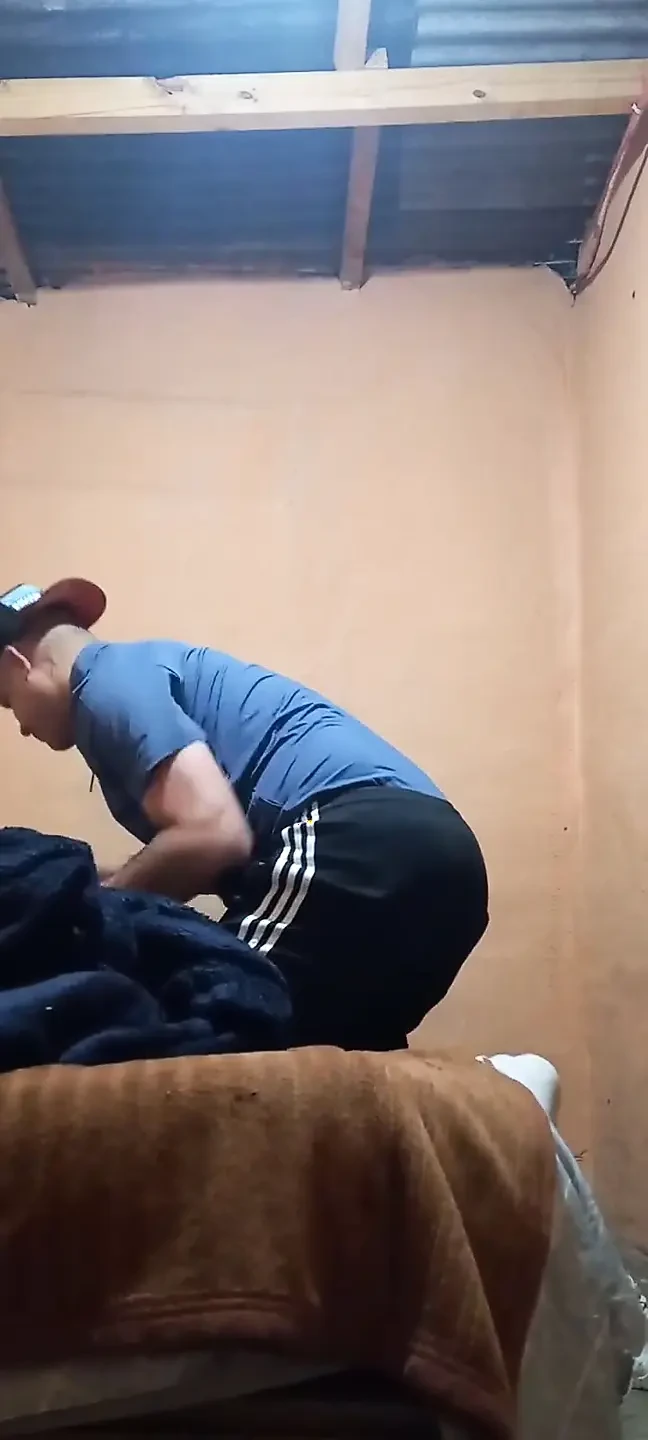 阿根廷看望她的继兄在监狱里做爱