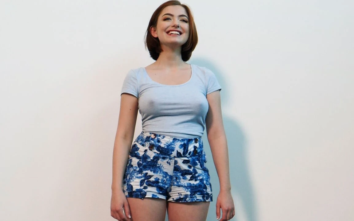 拥有完美乳房的女孩操她的第一个黑人, 让他射在里面.