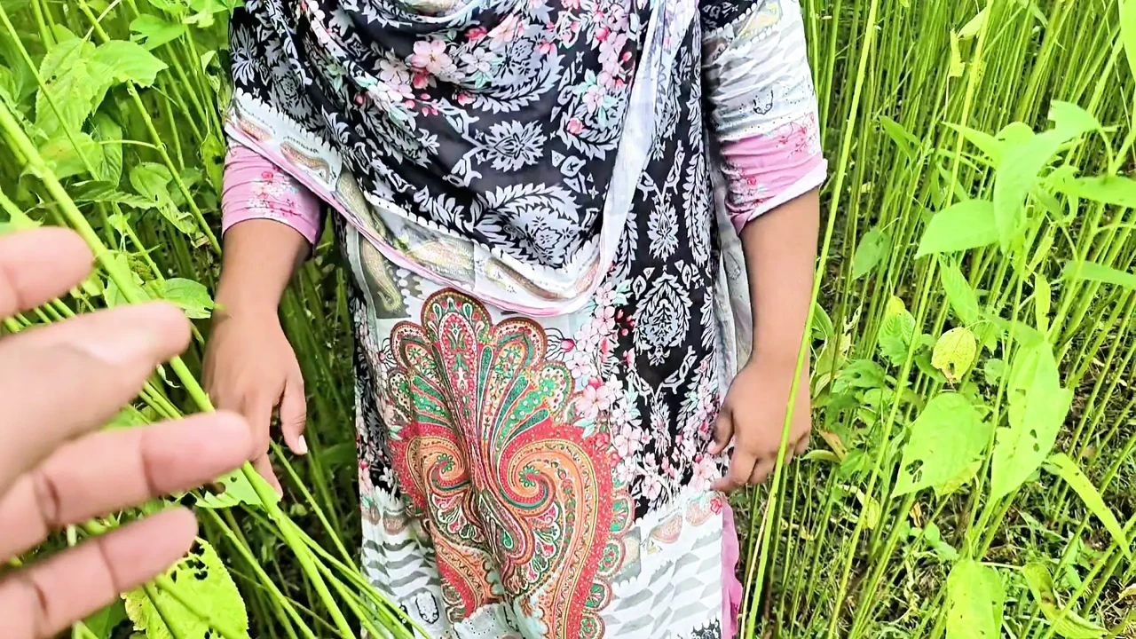I found my stepsister alone in the jute field and fucked her.4