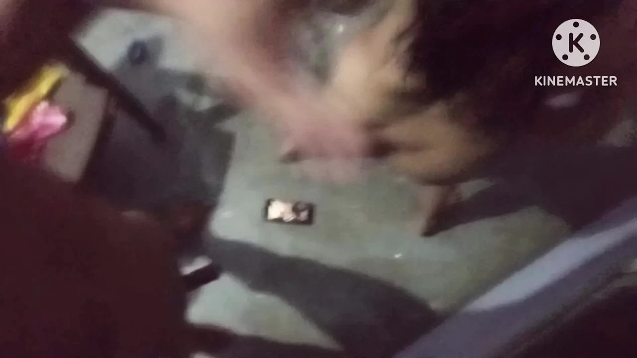德西印度姐夫给他的小嫂喂了一根香蕉，和她有过前任，并舔了她的。印地语视频