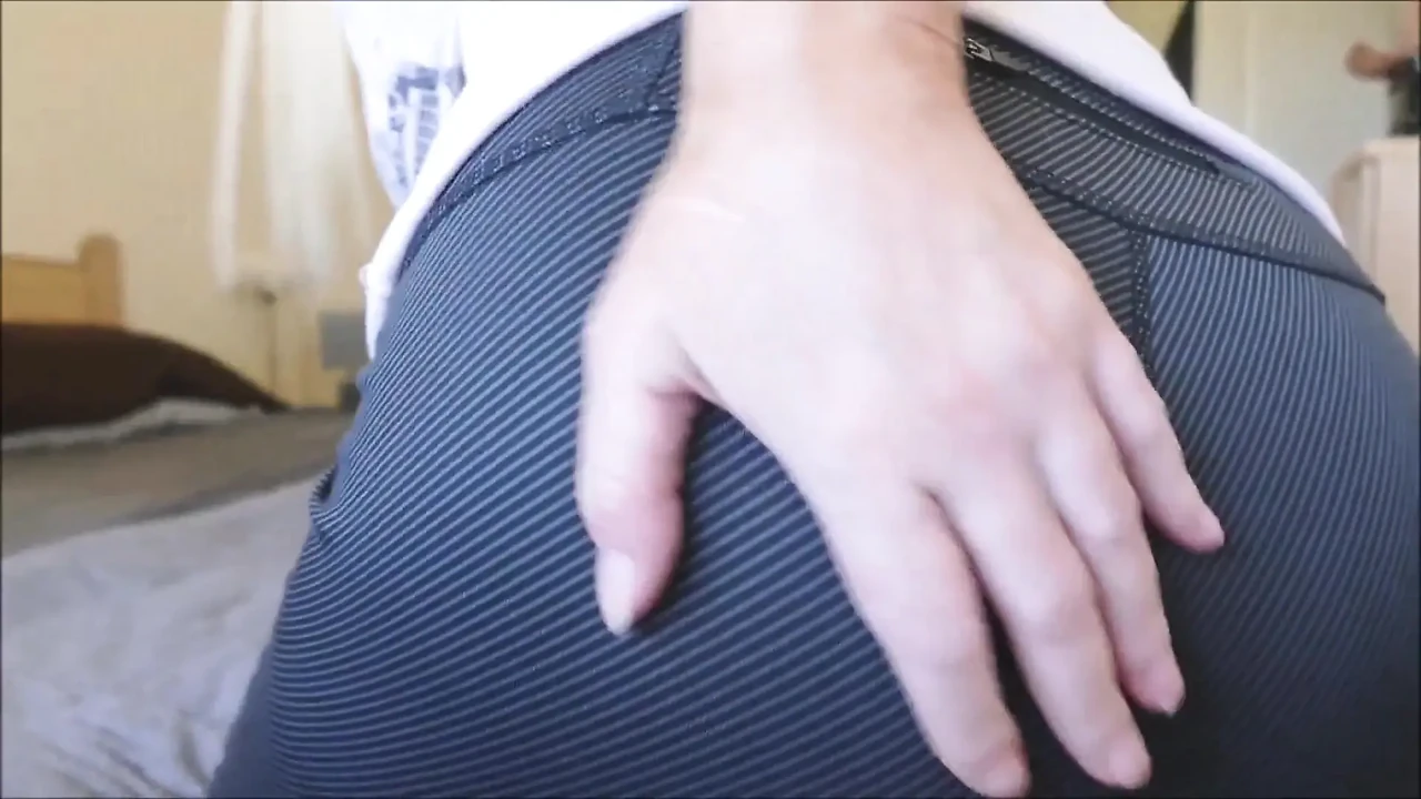 肛门玩弄和屁股张开特写 Bum 眨眼, 瑜伽裤被拉下