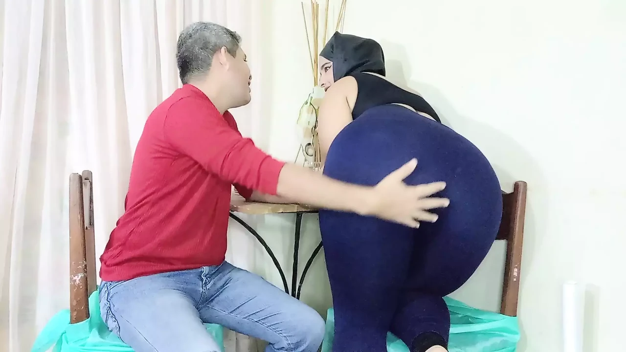 丰满的阿拉伯女孩在她的阴户里接受了大量精液