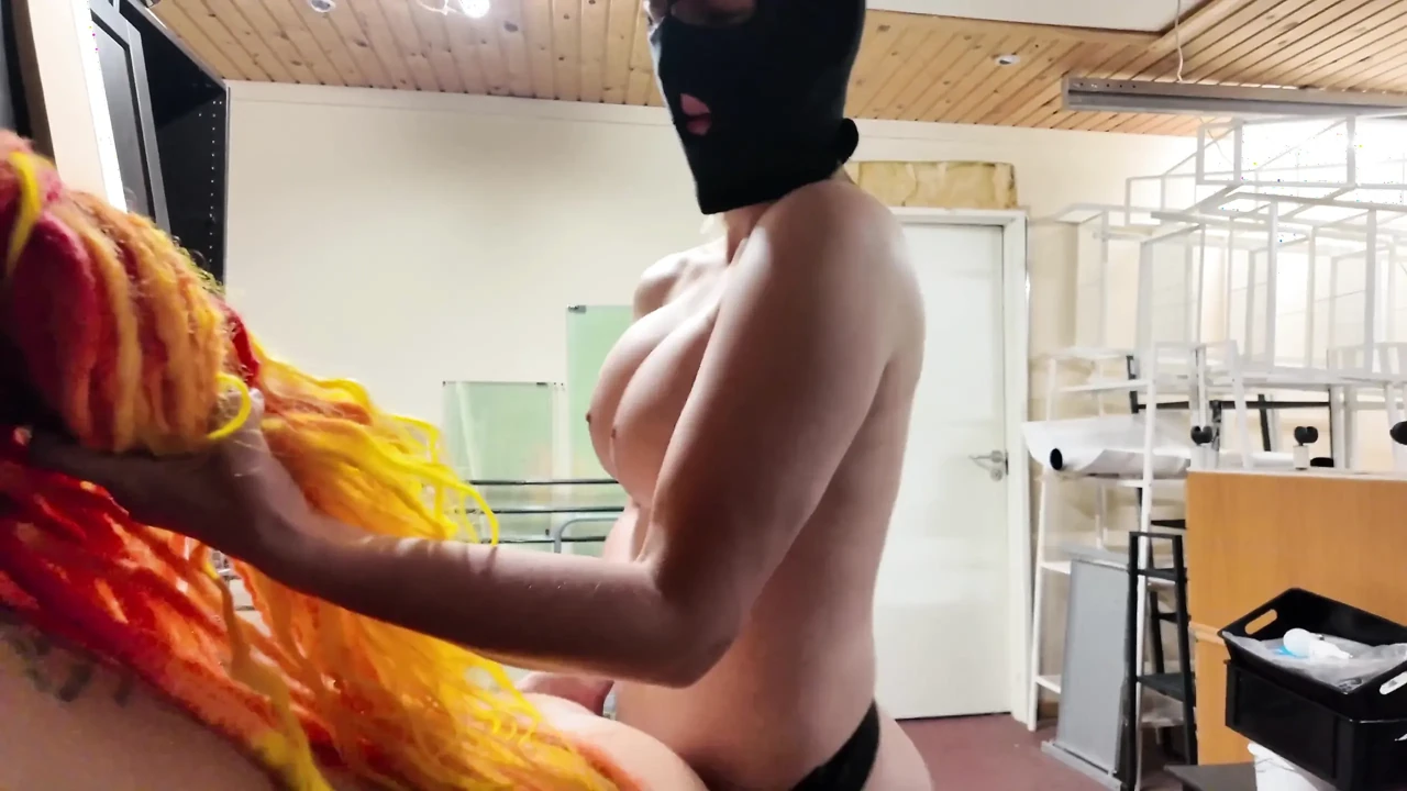 在储藏室做爱
