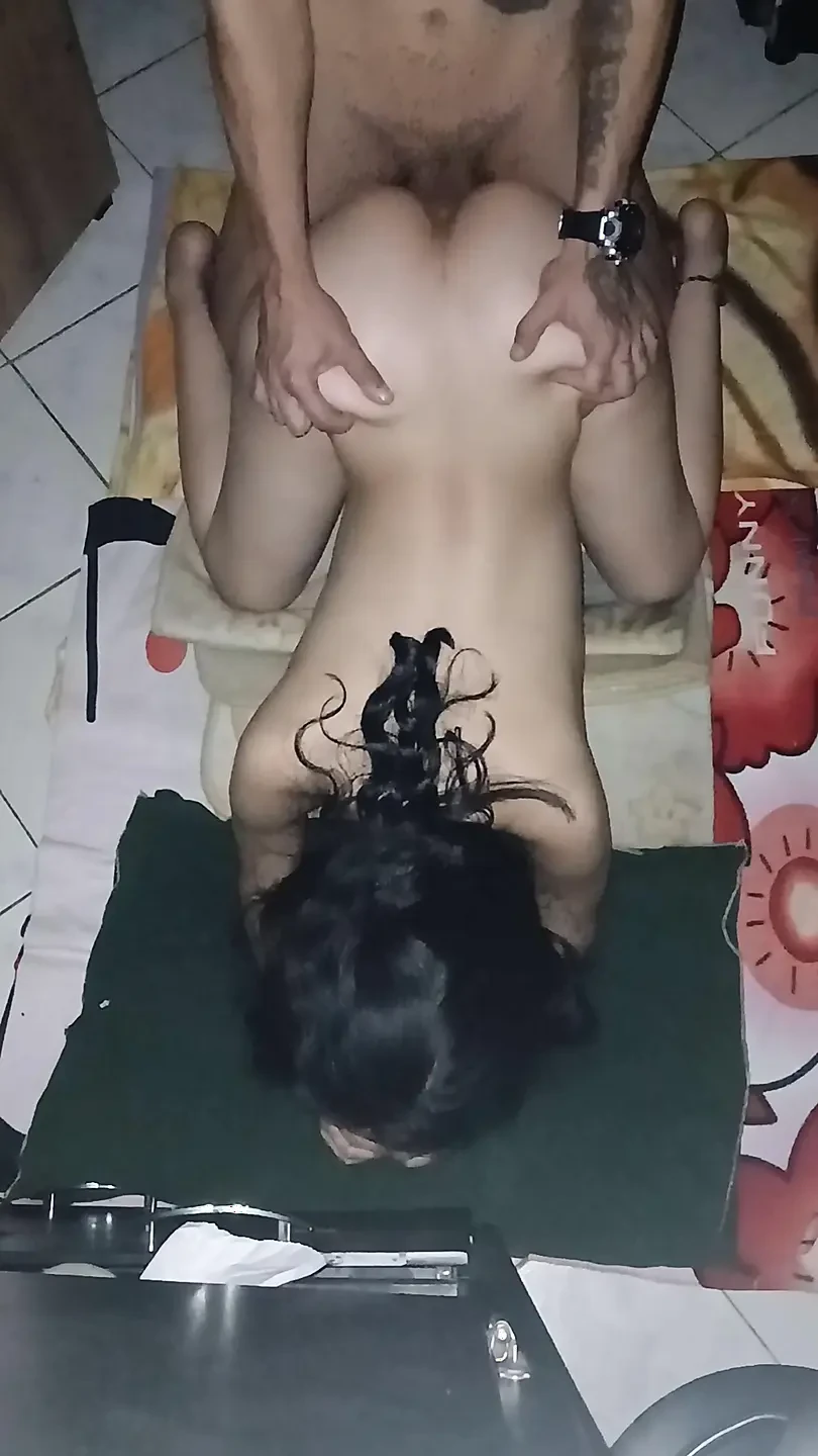 18+真正的大屁股拉丁女郎像婊子一样自拍
