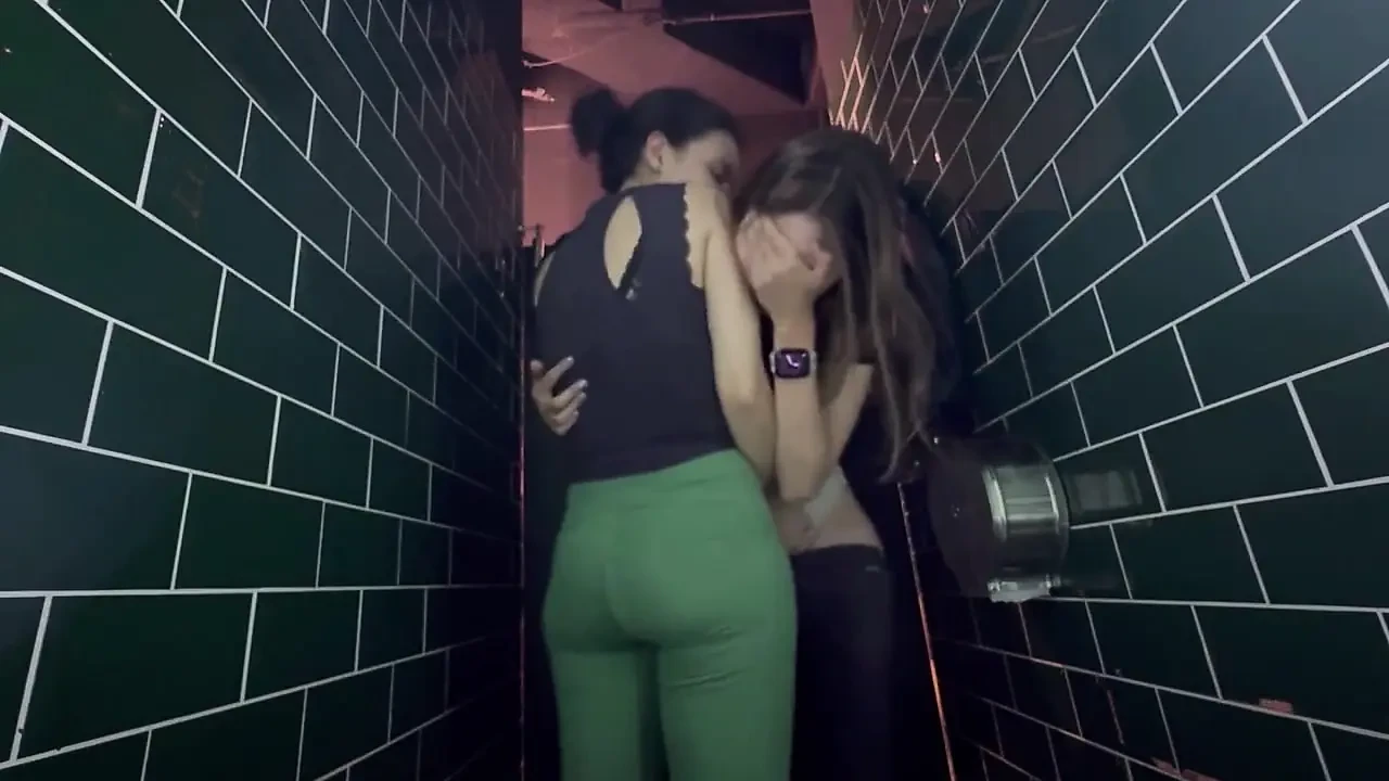 女性在健身房感到性感, 并在浴室里自我抚摸