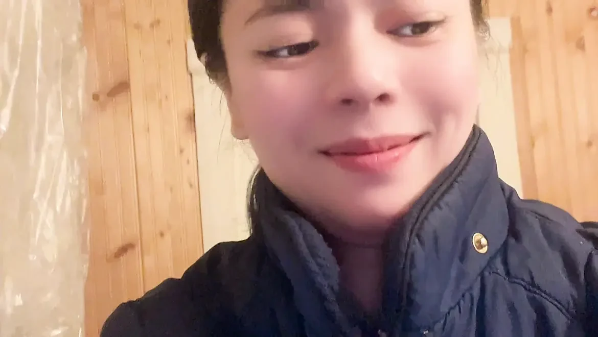 Hana在浴室里用杯水清洁她的阴户