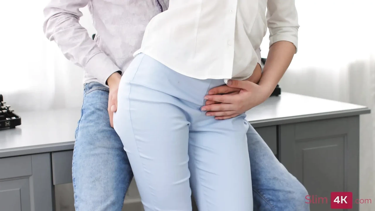 一个大屁股黑发女郎骑乘鸡巴