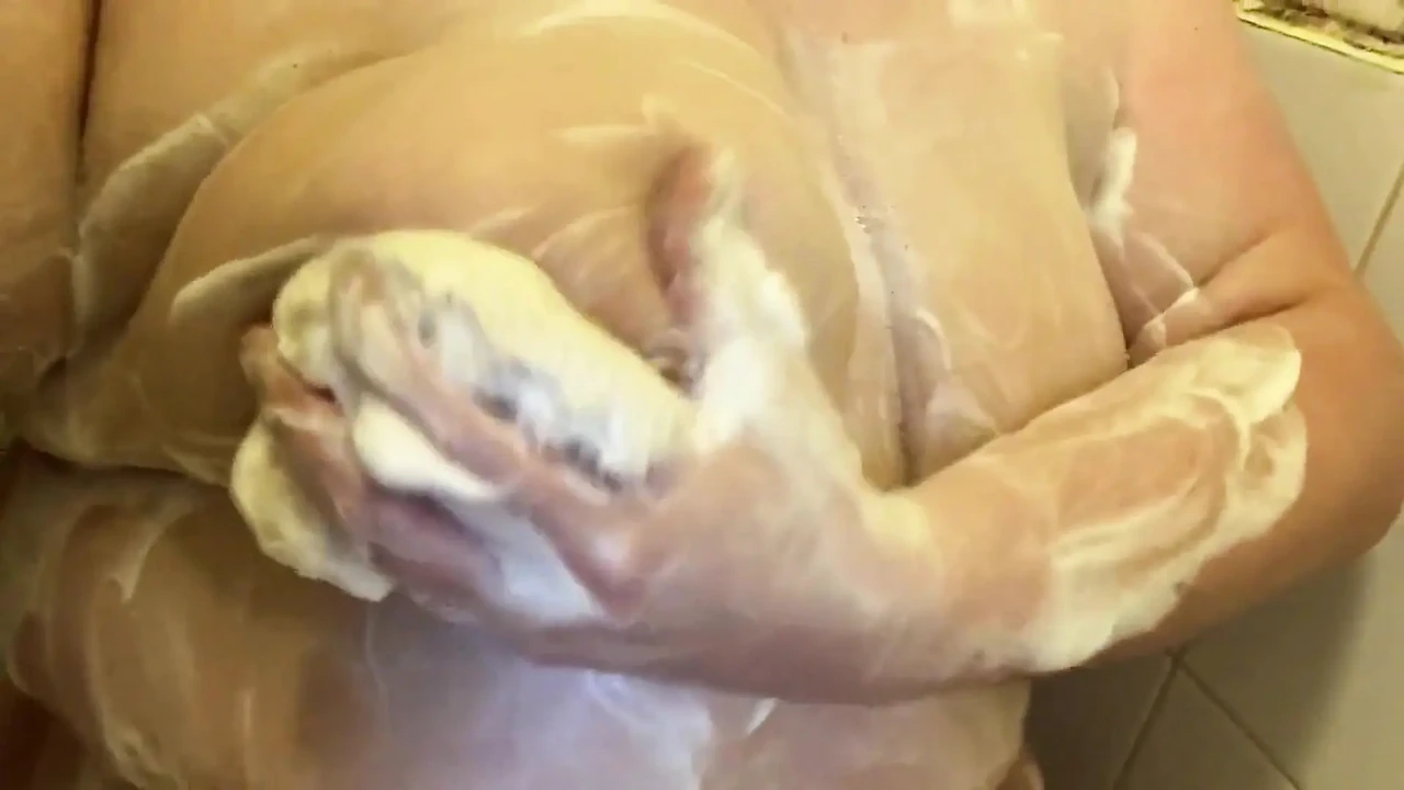 淋浴时用肥皂洗我的巨乳