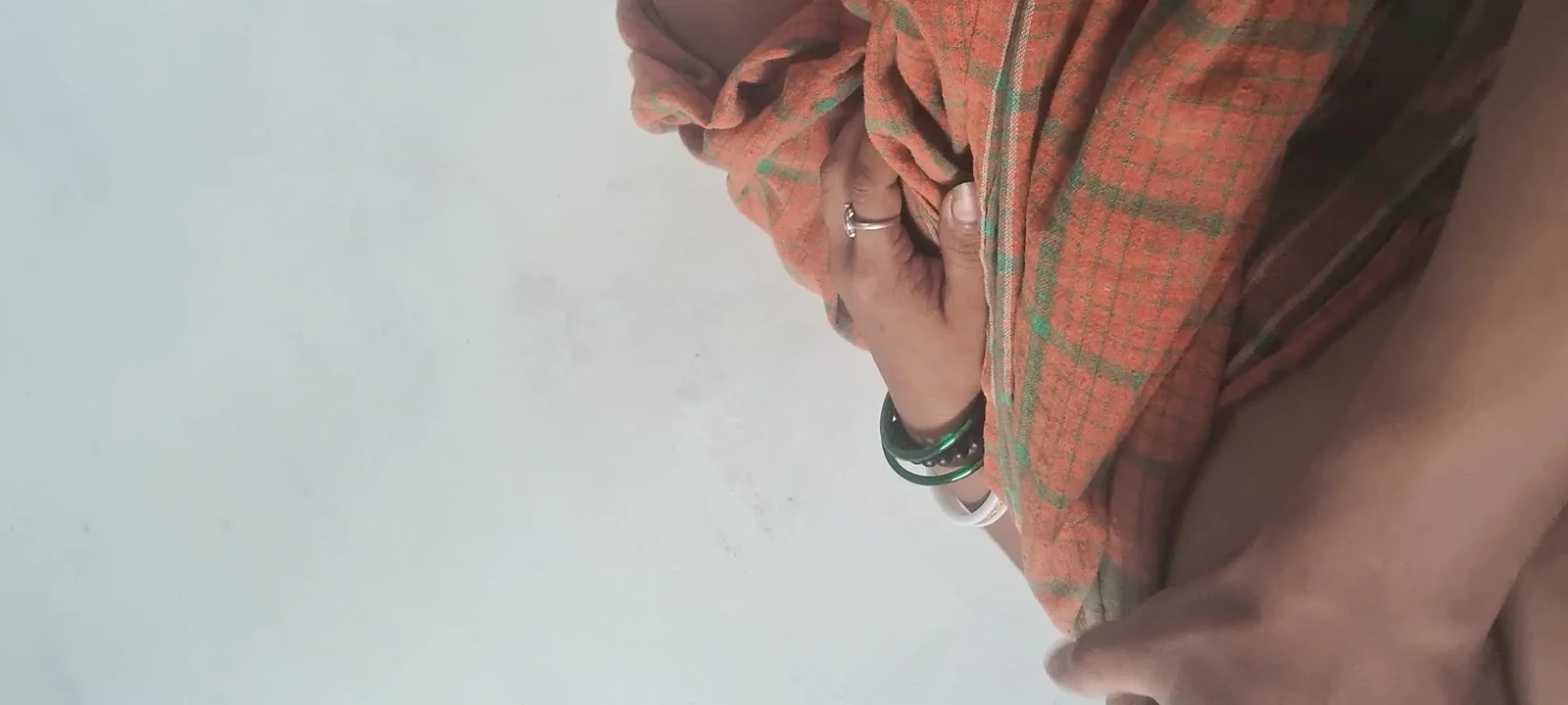 德西阿萨姆 Bhabi 阴户表演和与 Devar 打手枪