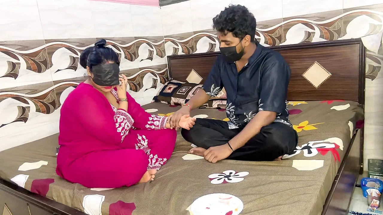 在Raksha Bandhan继妹绑Rakhi并被继兄硬核性交作为礼物