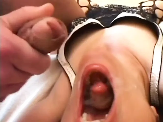 男人用成人玩具从后面操穿着尼龙袜的荡妇的菊花和阴户