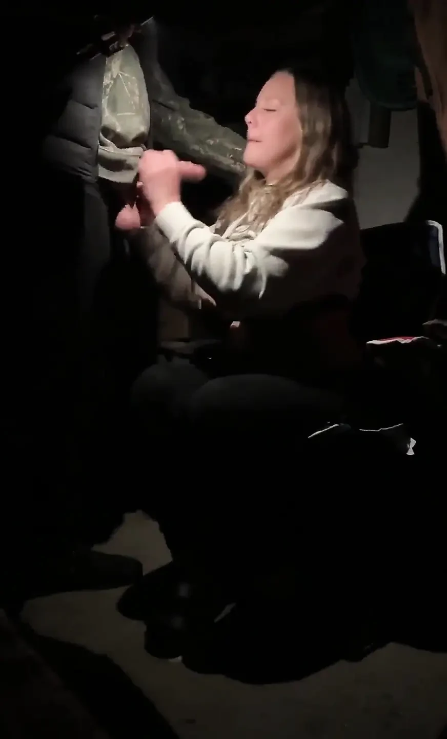 偷偷摸摸的熟女在车库里吮吸鸡巴