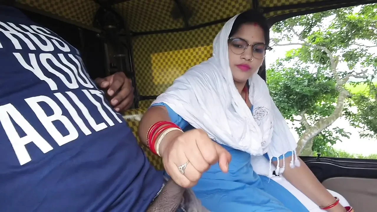 A beautiful Indian Stanger girl sucked my dick ,when I was masturbating inside the auto