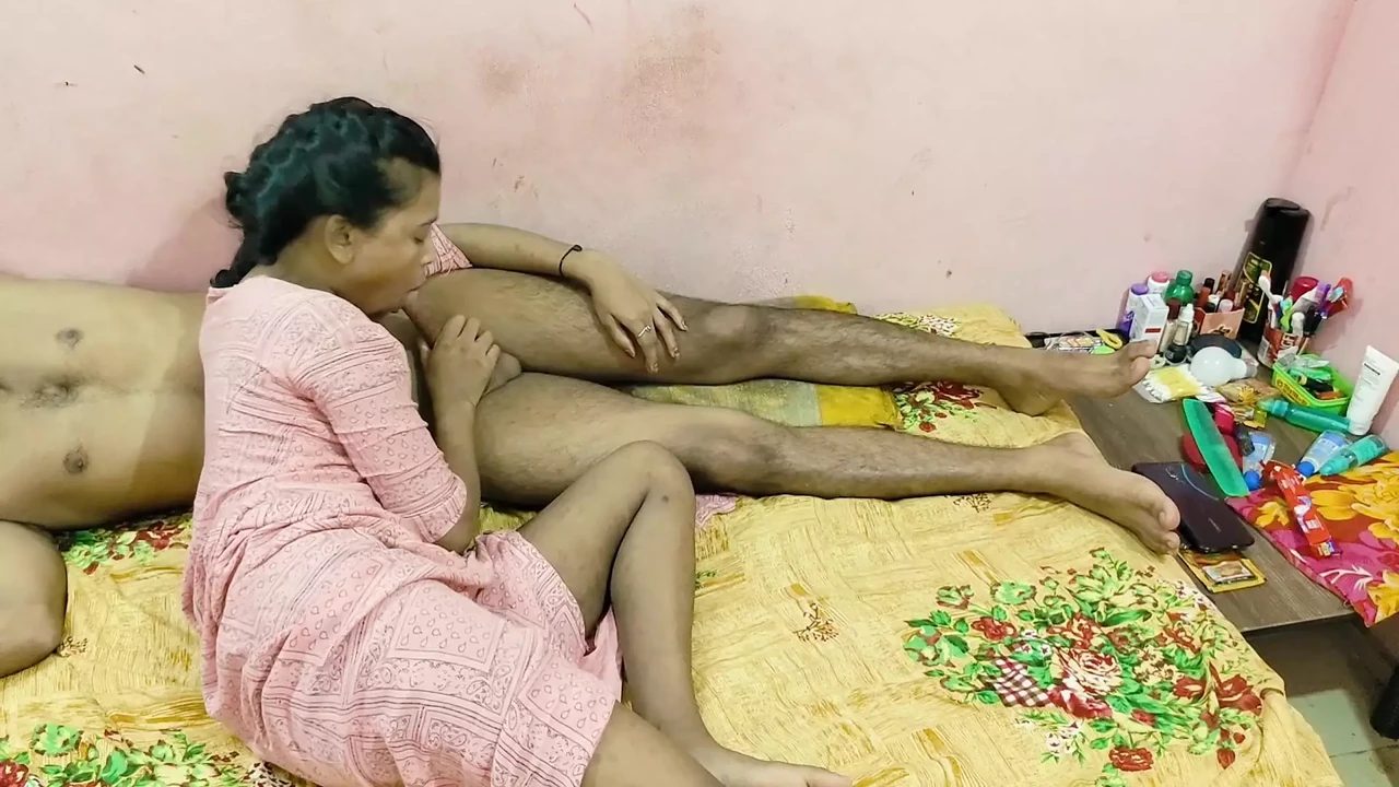 Reetu Bhabhi Alon在家里，来到我的房间做爱和骑乘性爱