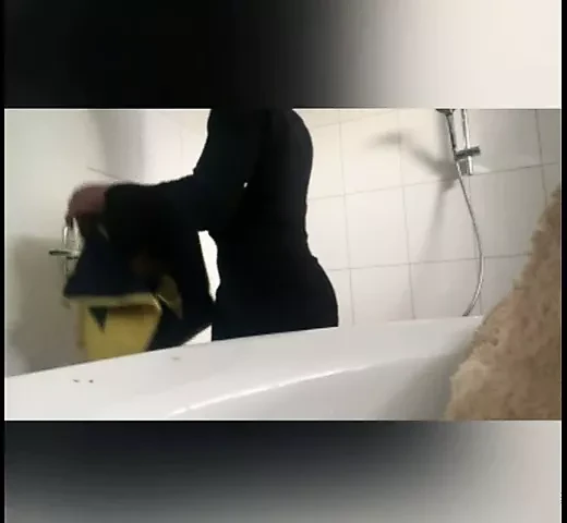 男朋友在淋浴时监视我
