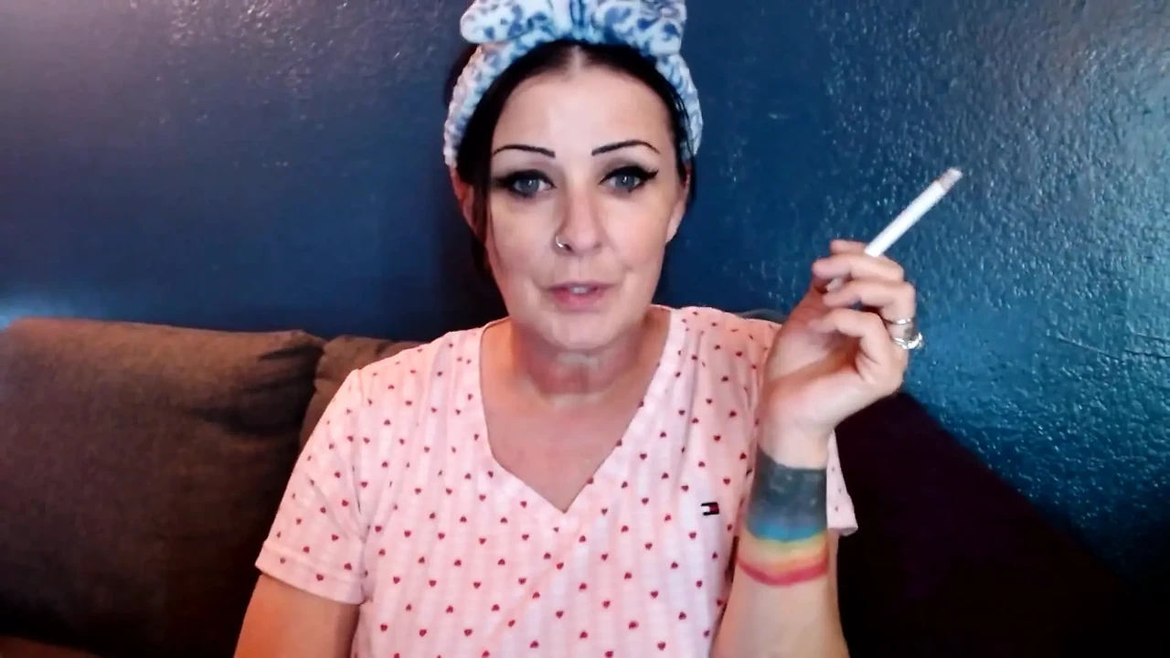 可爱的女人和你一起吸烟