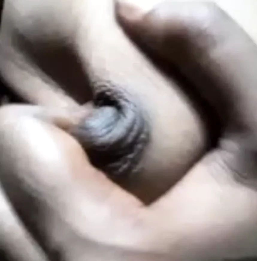 我的胸部在洗手间里被玩弄