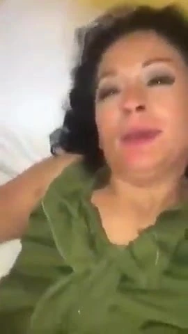 绿色衬衫拉丁得到性交并享受精液滴水