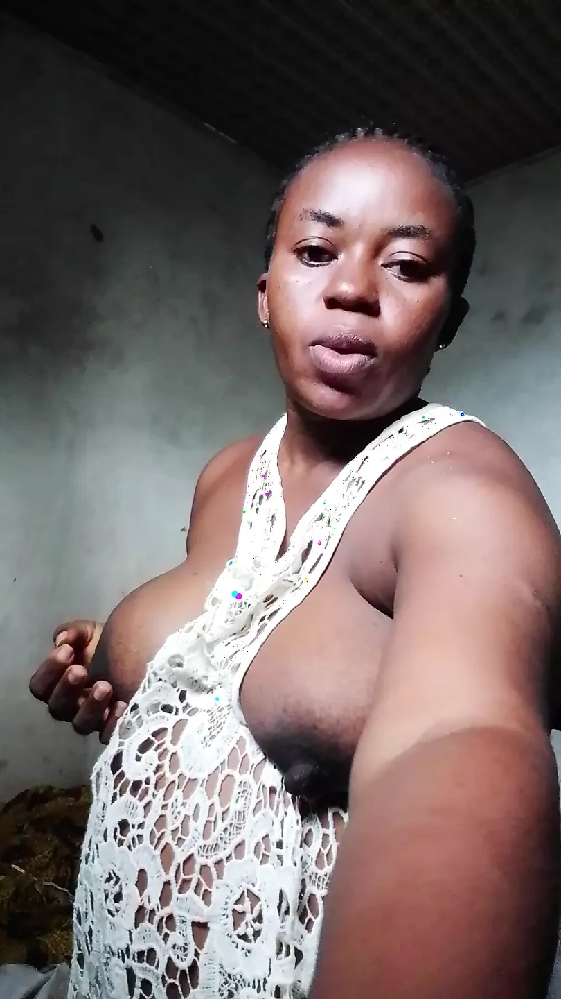 熟女给她的甜蜜按摩你绝对无法抗拒这个非洲黑人女人的胸部