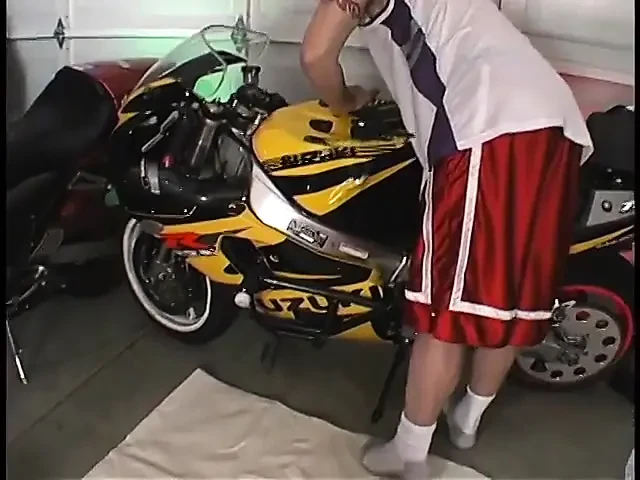 淫荡少女在车库里骑鸡巴