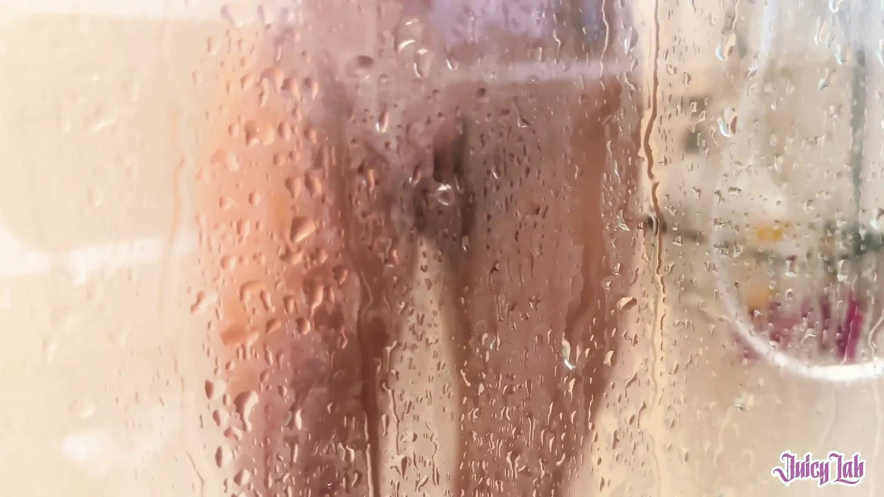 她发现我在看她, 让我抚摸她的阴户