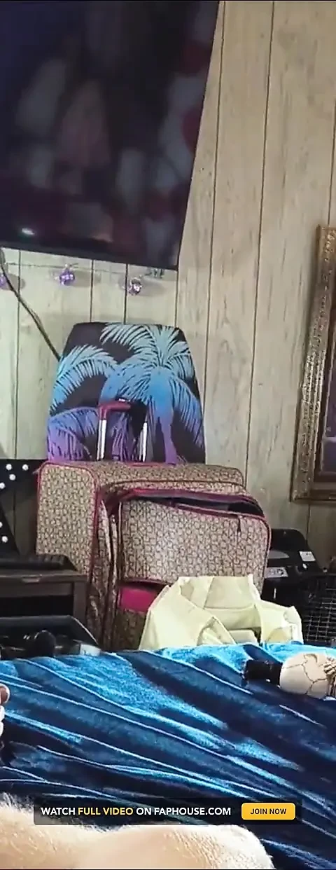 她一个泼妇与自己的两面, 她比任何人都更好地吮吸我们