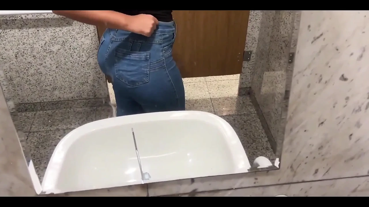 在购物中心的浴室里殴打我的阴户, 直到牛奶从我的阴户出来, 操我的阴户