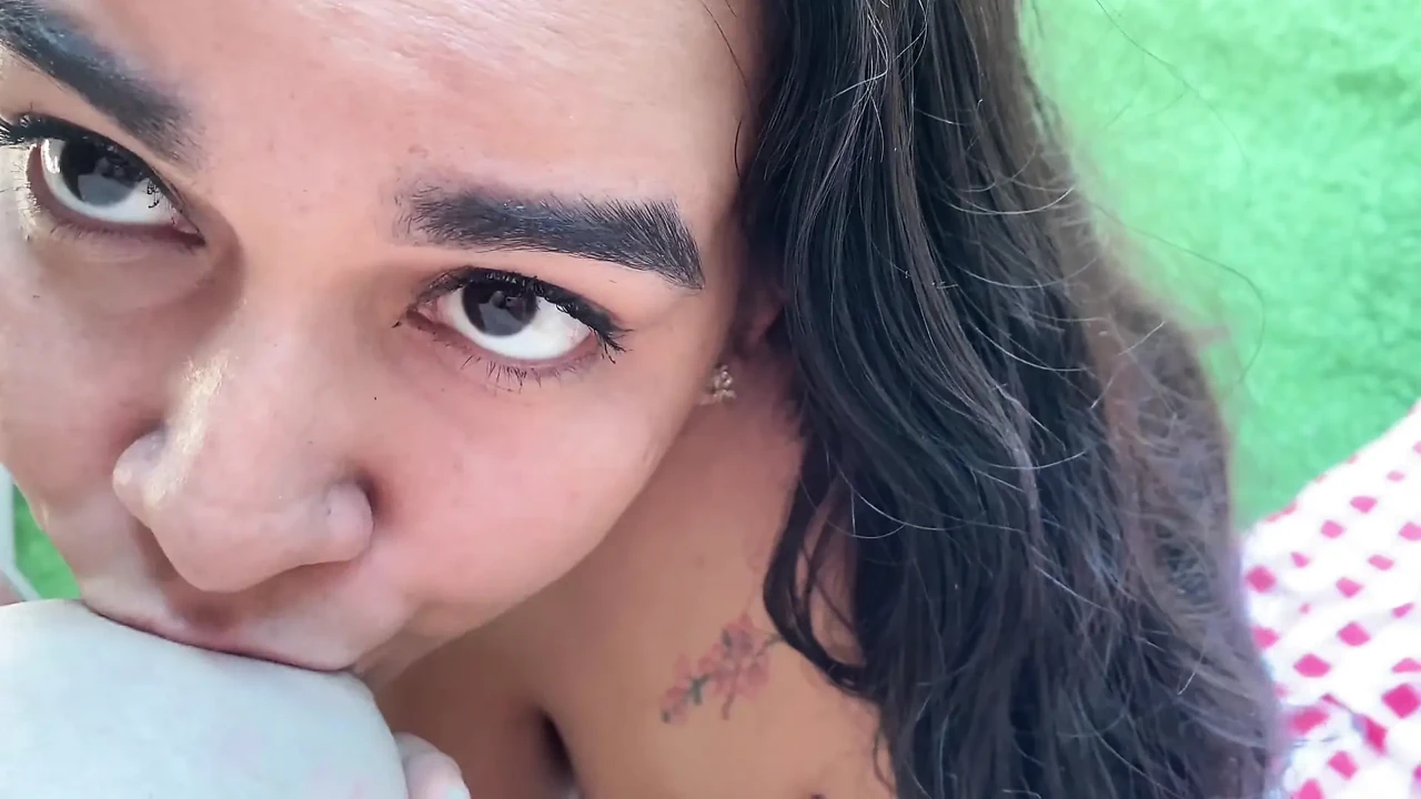 Luna在户外吮吸我哺乳期的乳房