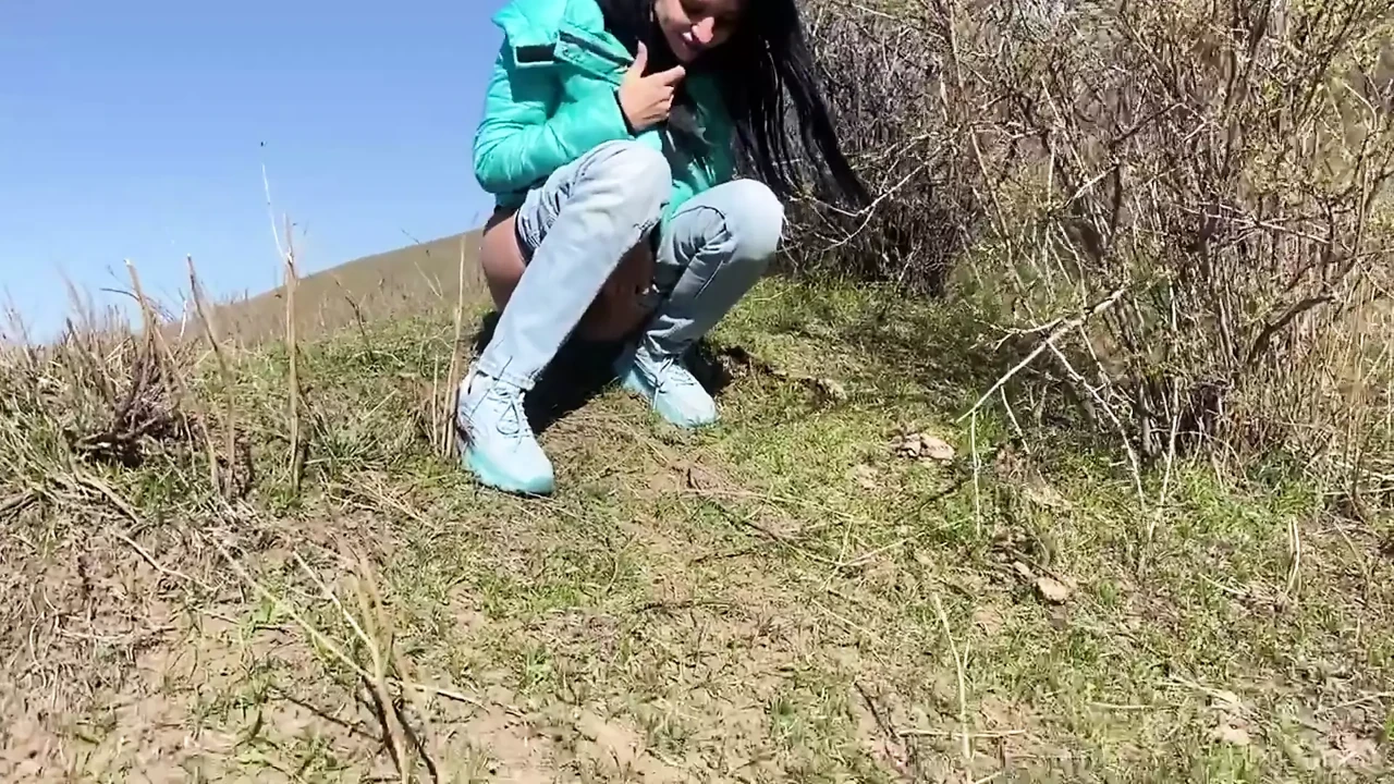 疯狂撒尿的女孩：户外和地板