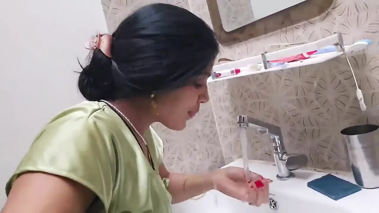 Jija ji ne apne choti sali ki virgin pussy milte hi uski pussy ros nikal diya,pussy ros piya jija ji ne guder ros yammy