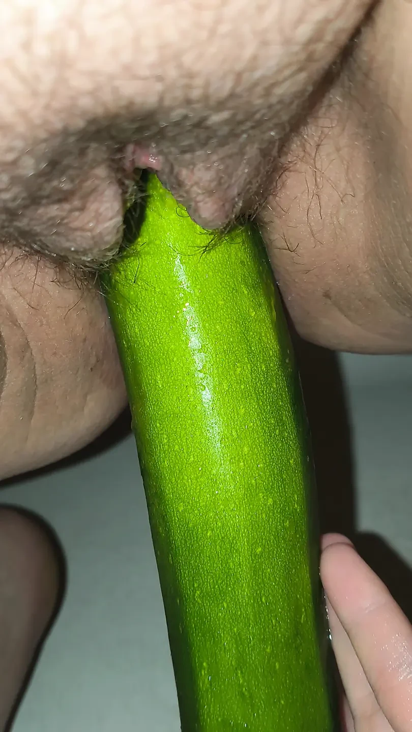 她想要她紧致的阴户玩黄瓜并做爱
