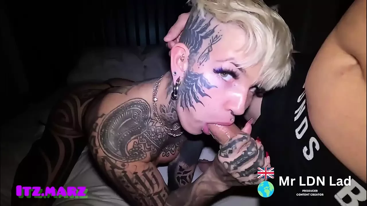 大屁股裂舌头晒黑的四肢荡妇被 9 英寸的英国鸡巴狠操