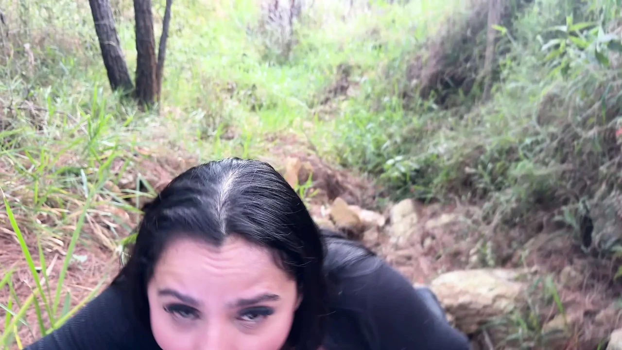 我女朋友的好朋友在我们去散步的时候在树林里吮吸我的鸡巴