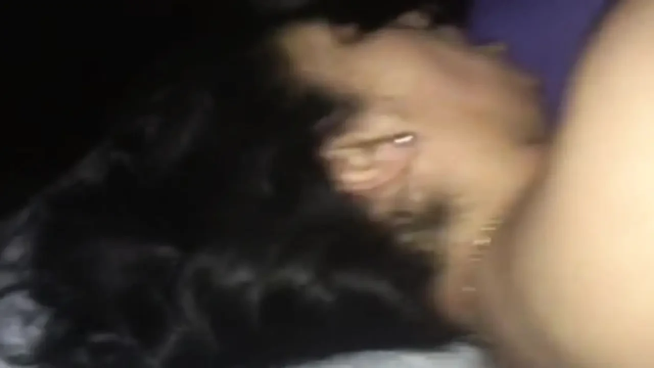 印度德西哥在Badroom印地语中被她的小鲜肉狠操
