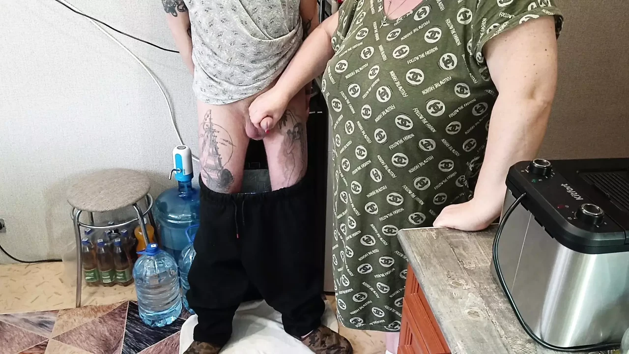 在撸管和深度口交后射在继母的嘴里