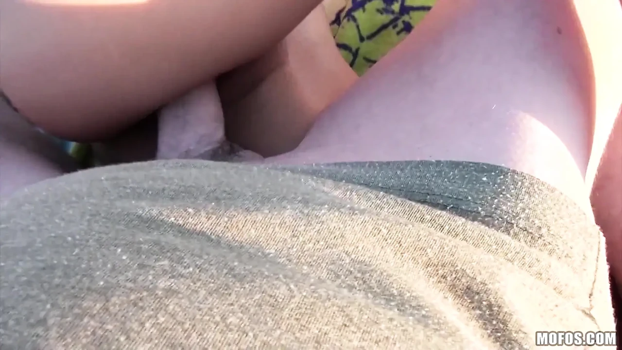 B侧面 - 当小奶子Ruby Knox给男友Jack口交并颜射时, 在海滩上的平凡日子变成了重口味