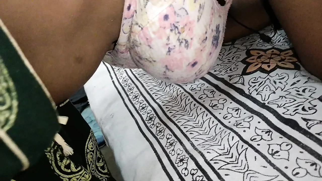 邀请了一个当地的印度泰米尔人妻回家并操了她