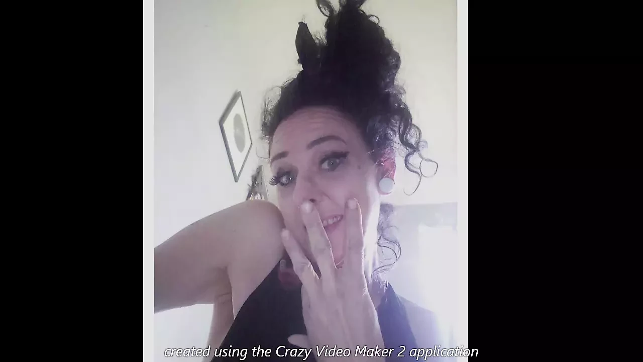 业余的黑人和白人熟女使用鞭子和庄稼阴部和屁股