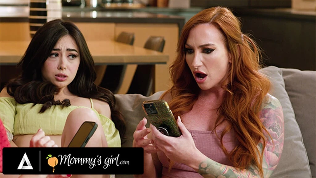 MOMMY'S GIRL - 两个熟女妈妈抓到继女克洛伊·苏雷尔和亚历克西斯·泰用遥控跳蛋自慰