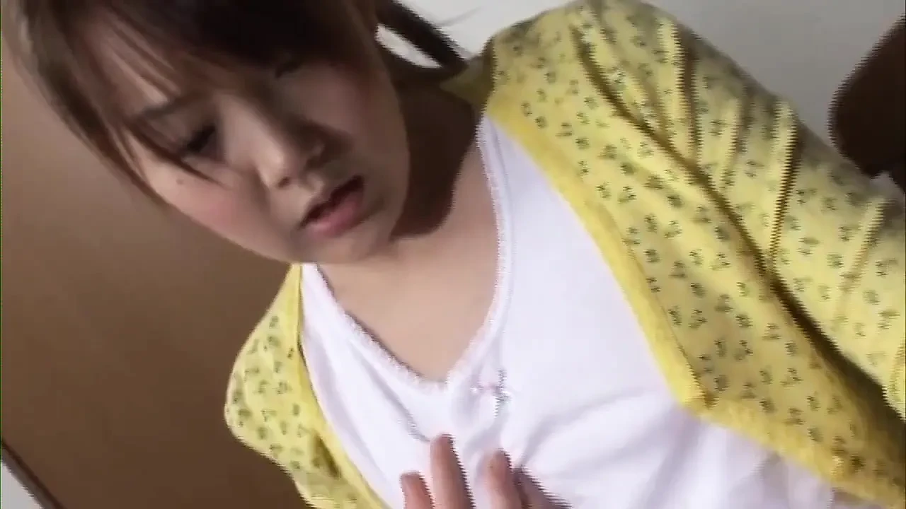 少女恋人用玩具挑逗湿透的阴户