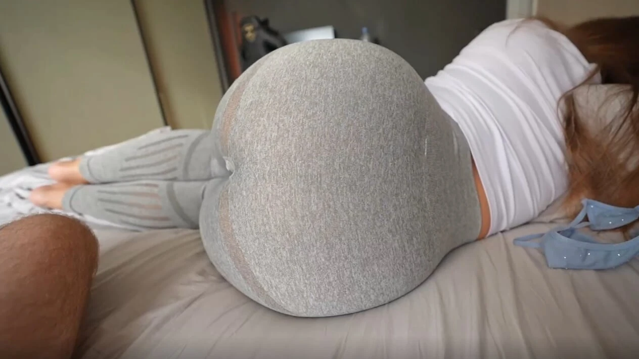 继妹发现我在撸管，我用她紧身裤的一个小洞操了她