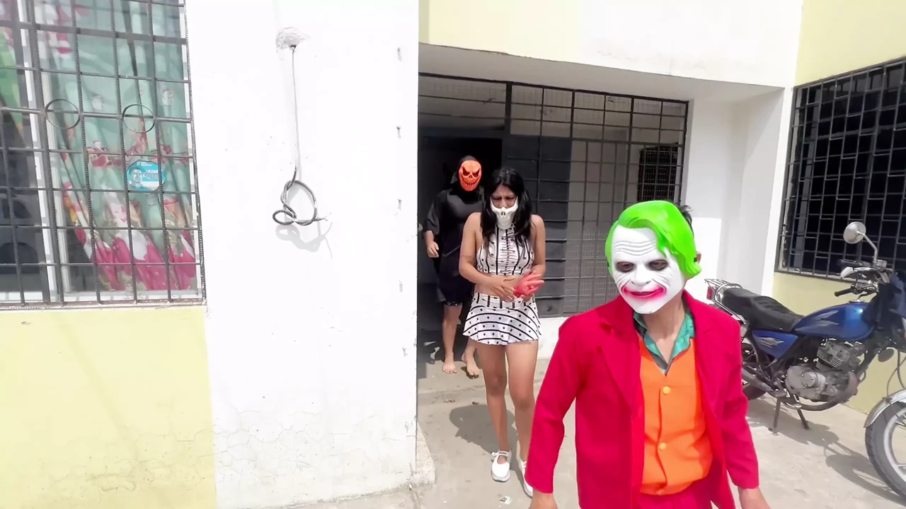 看看我们在万圣节做了什么，美味的四人行中有很多知识和高潮。