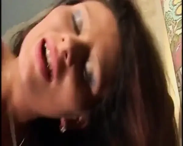 热辣的女学生被两个男人狠狠地