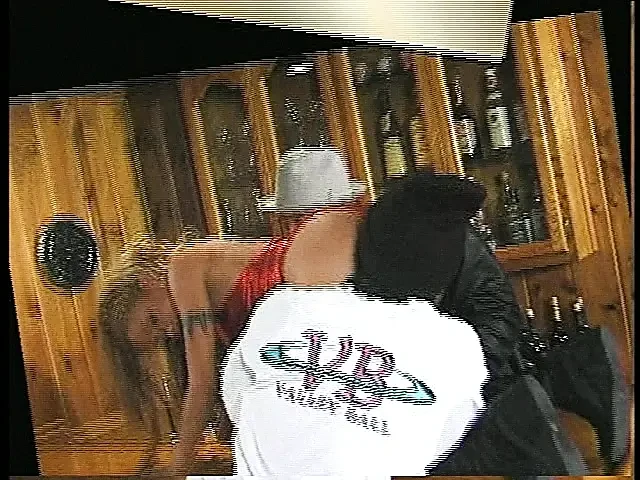 金发荡妇在跨人种三人行中被干